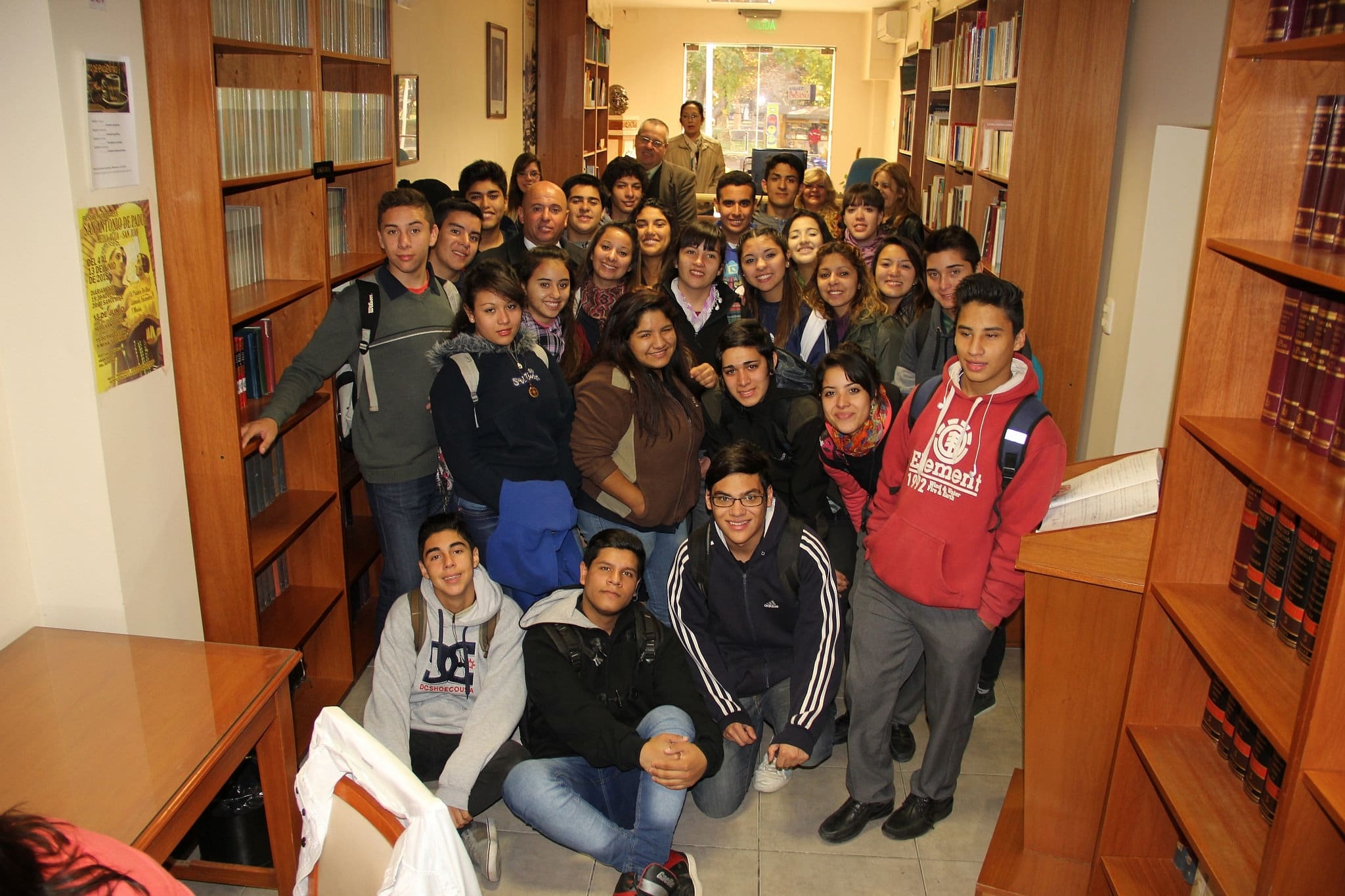Alumnos y docentes junto al diputado Pablo García Nieto en la Biblioteca "Sarmiento Legislador".