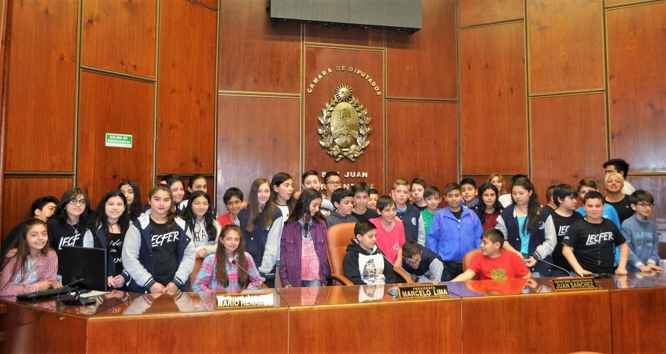 Alumnos y docentes del Colegio Santa Cruz de la provincia de Tucumán presentes en la Cámara de Diputados.