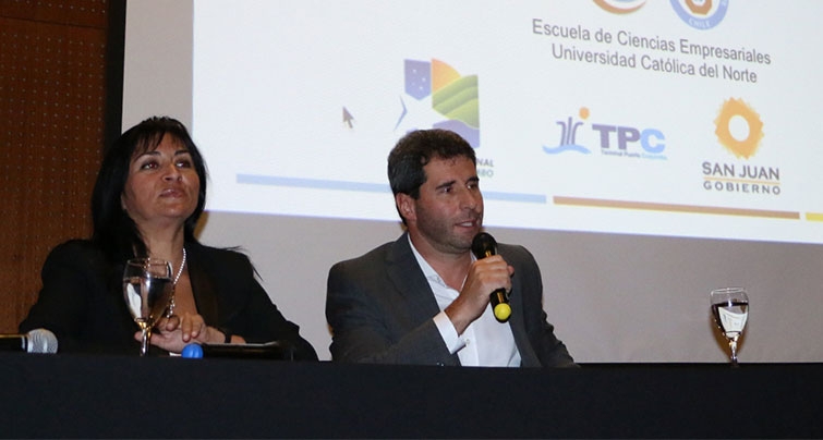 El vicegobernador Sergio Uñac junto a la intendenta de la Región de Coquimbo en el Encuentro Institucional y Empresarial del Corredor Bioceánico. 