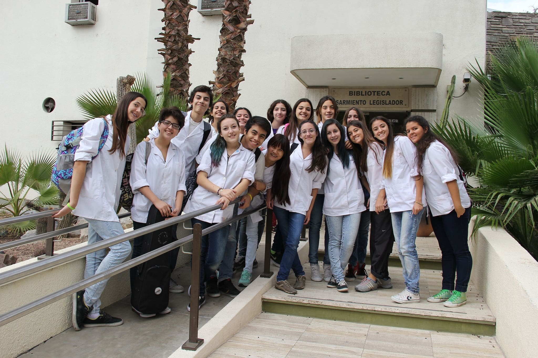 Alumnos del Colegio Central Universitario visitaron la Biblioteca Sarmiento Legislador.