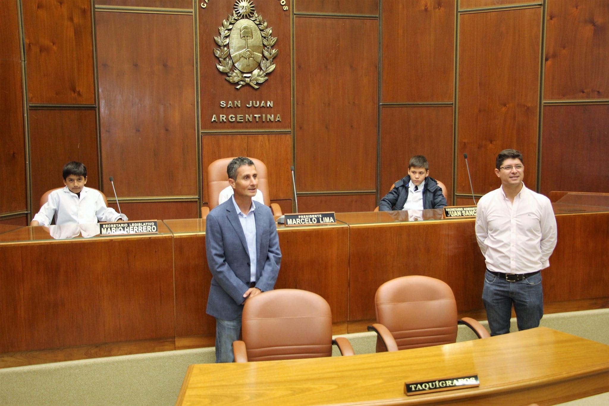 Dos escuelas de Santa Lucía visitaron el Poder Legislativo.