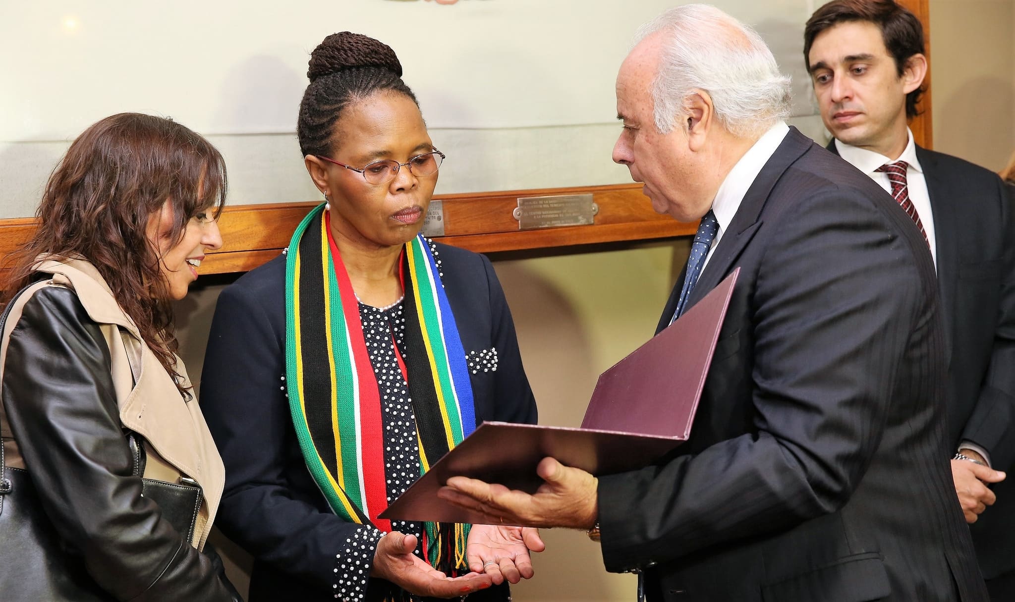 El vicegobernador Marcelo Lima en el momento que entrega el decreto de "Huésped Oficial" a la embajadora de la República de Sudáfrica en la República Argentina, Patience Phumelele Gwala.