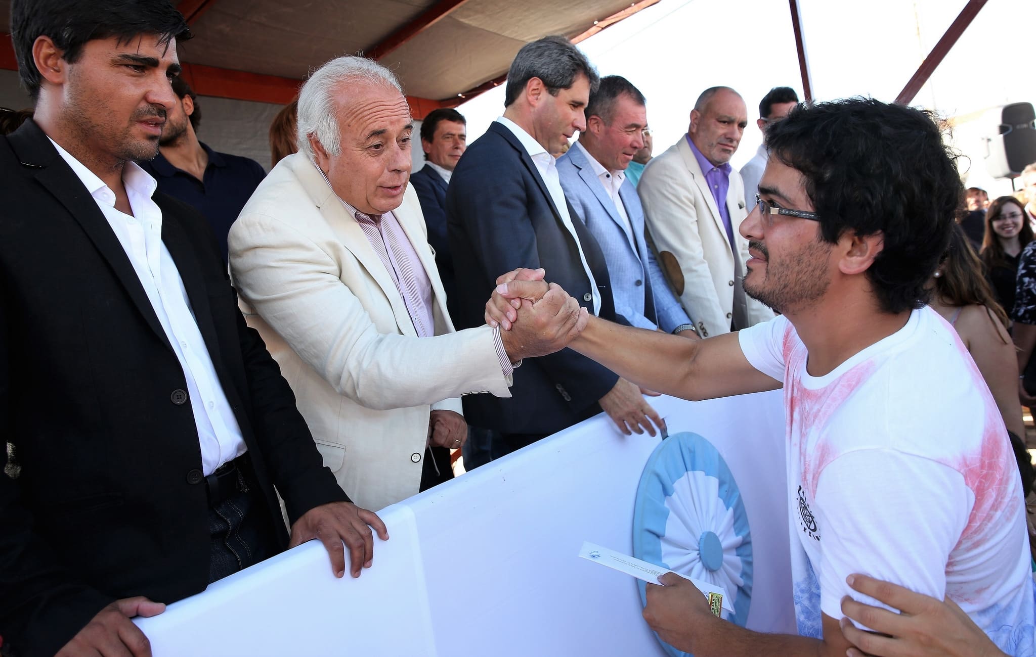 El vicegobernador Marcelo Lima presente en la entrega de setenta y siete viviendas en Rivadavia. 