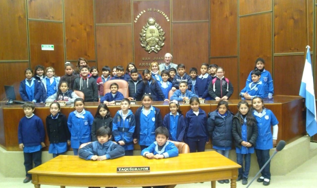 El diputado Rolando Cámpora junto a estudiantes y docentes del colegio parroquial "San Juan Bosco" en la Legislatura provincial. 