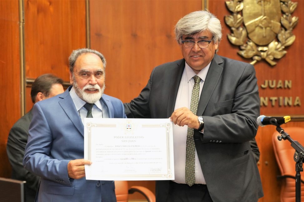 El flamante legislador Jorge Palmero (quien reemplaza a Cristina López ahora senadora nacional), recibe el certificado que lo acredita como tal de manos de César Aguilar.