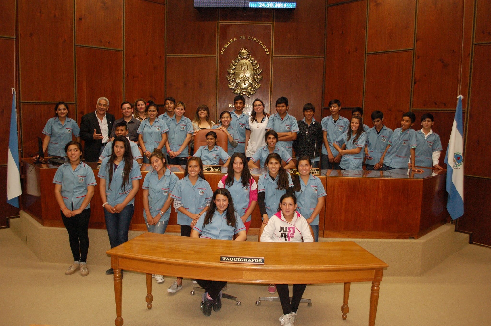 Los jóvenes y docentes de 25 de Mayo, junto al diputado provincial Juan Carlos Quiroga Moyano, presentes en el Recinto de Sesiones.