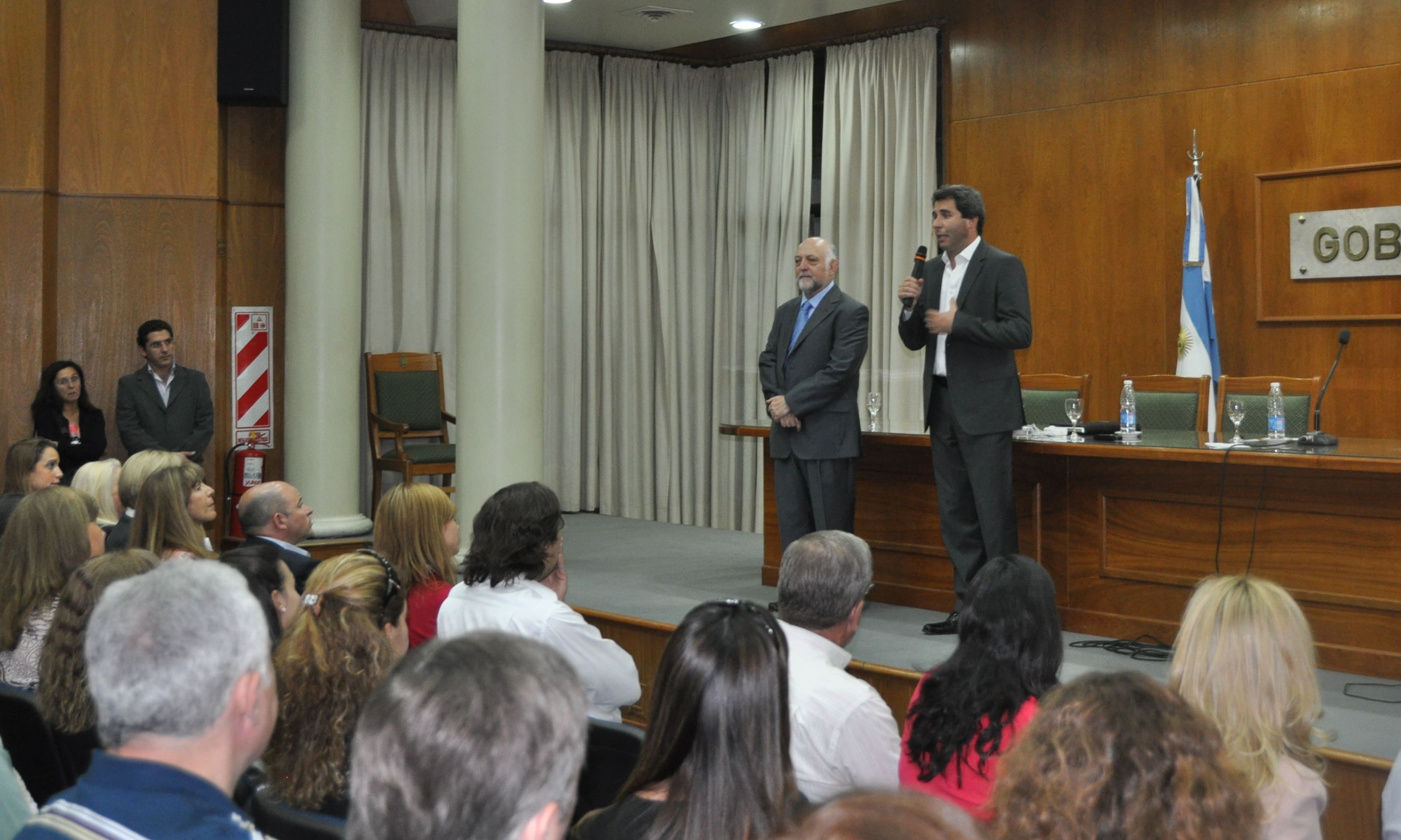 Dr. Sergio Uñac y Dr. Fernando Nogales Lozano en la apertura del Programa de Continuidad y Desarrollo de las Empresas Familiares en San Juan 
