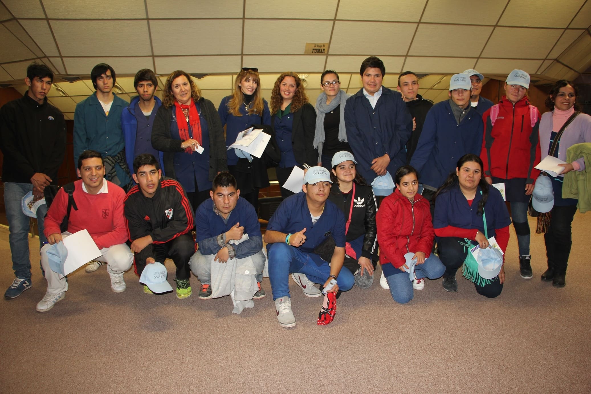 La diputada Daiana Luna y el diputado Pablo Garcia Nieto junto a estudiantes y docentes de la E.E.E. "Alfredo Fortabat". 