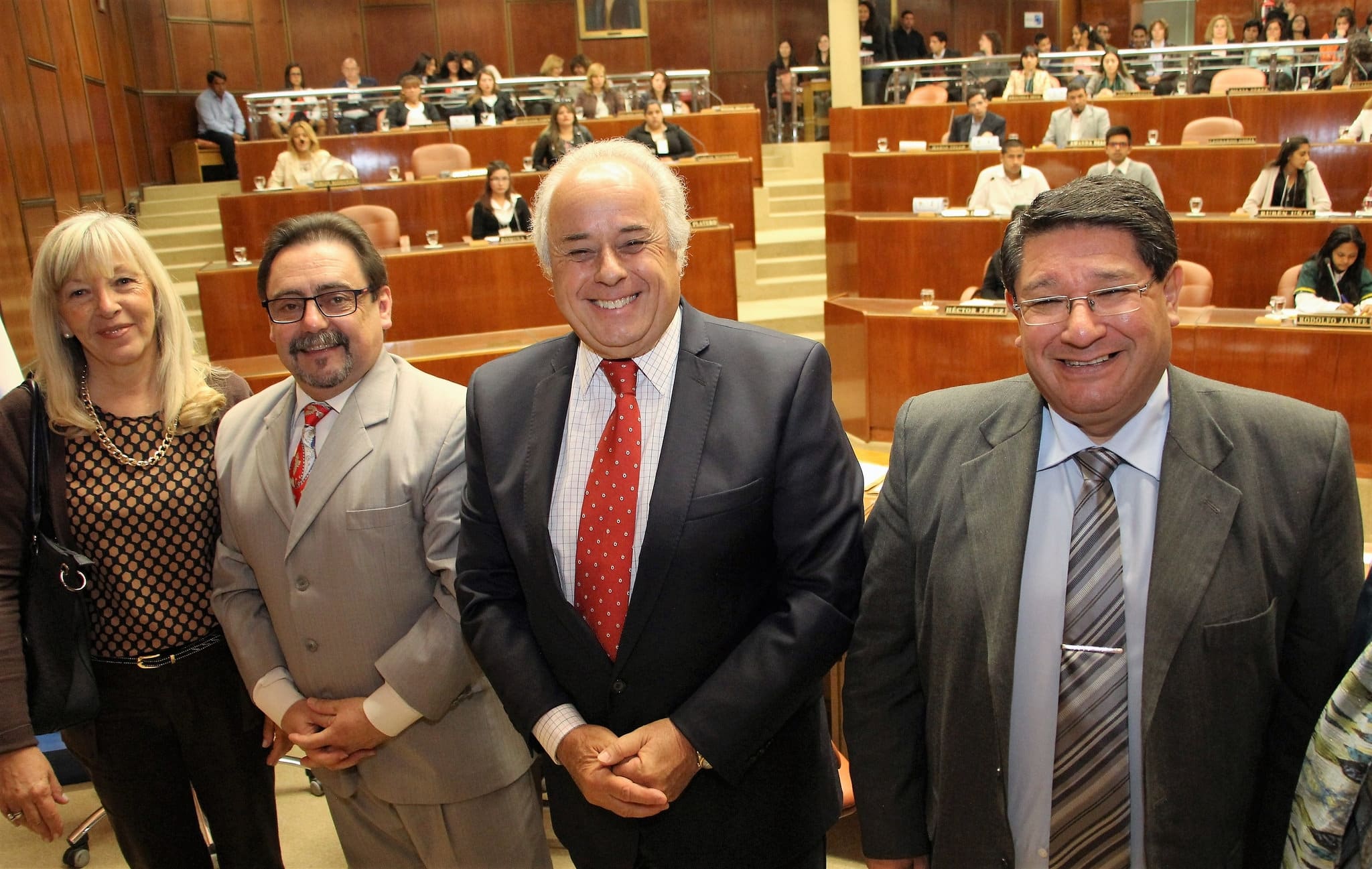 El vicegobernador Marcelo Lima junto al secretario Legislativo, Mario Herrero, y el ministro de Educación, Felipe de los Ríos, en la apertura del Parlamento Juvenil del Mercosur. 