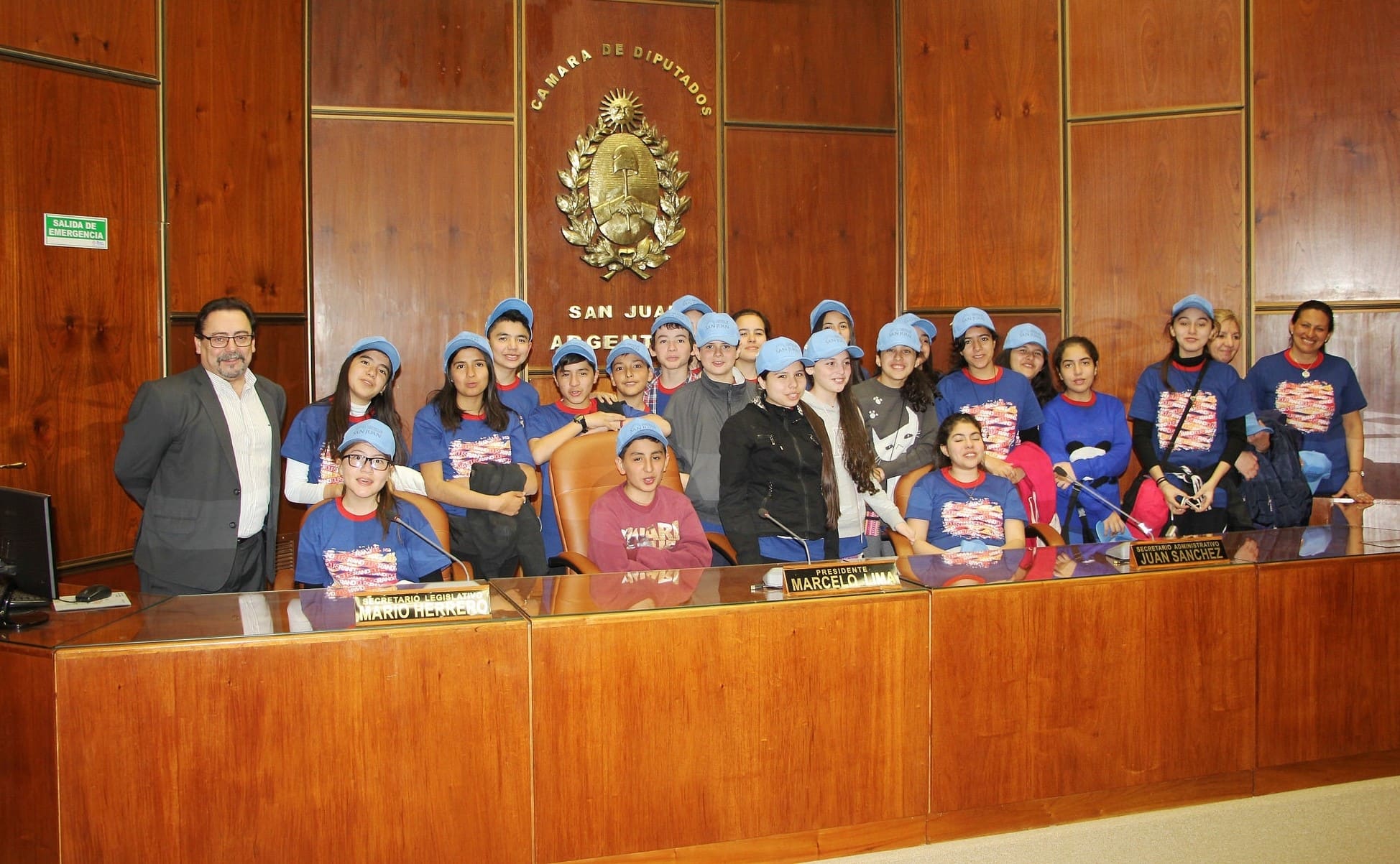El secretario Legislativo, Mario Herrero, junto a estudiantes y docentes de la escuela  Normal “Juan Bautista Alberdi” de la provincia de Tucumán en la Cámara de Diputados de San Juan. 