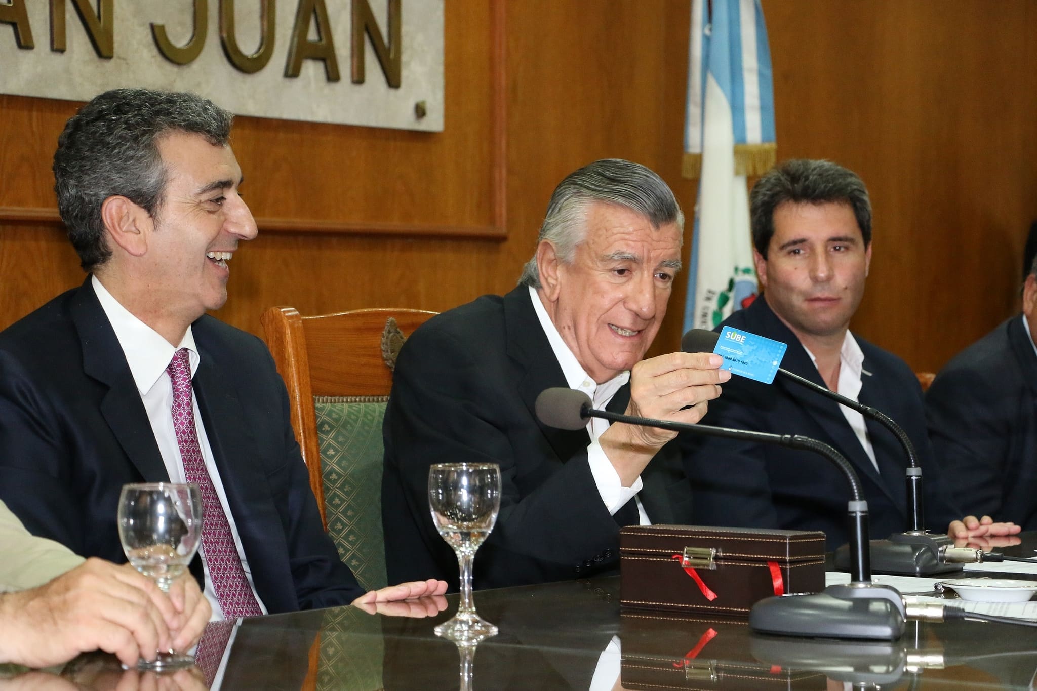 El vicegobernador Sergio Uñac junto al Gobernador y el Ministro del Interior de la Nación en la firma del convenio para la implementación de la tarjeta SUBE.