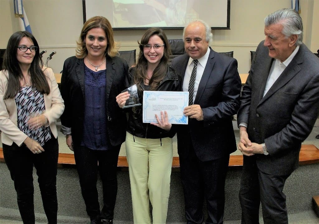 El vicegobernador Marcelo Lima junto al diputado nacional José Luis Gioja y las legisladoras Daiana Luna y Marcela Monti entregan la distinción a Xenia Atencio