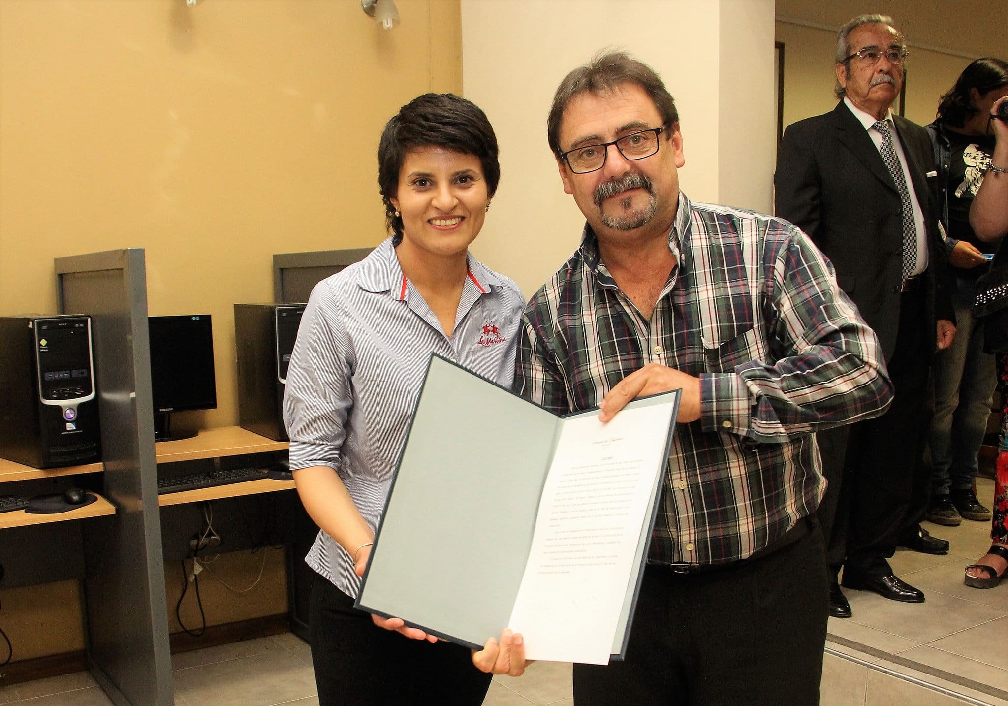 El secretario Legislativo Mario Herrero junto a la artista Cecilia Flores en la presentación de la muestra de dibujos "Auténticos". 