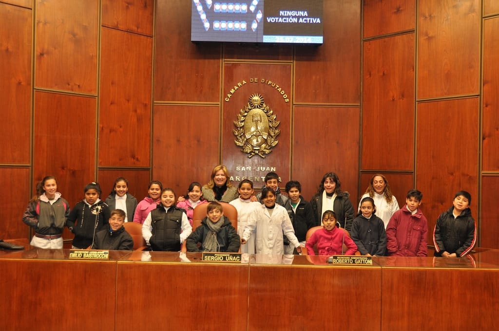La diputada Cristina López junto con los estudiantes de la escuela “Provincia de Jujuy” en el Recinto de Sesiones. 