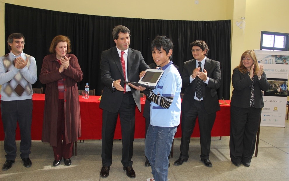 El Dr. Sergio Uñac encabezó la entrega de netbooks en la escuela E.P.E.T. Nº 5.