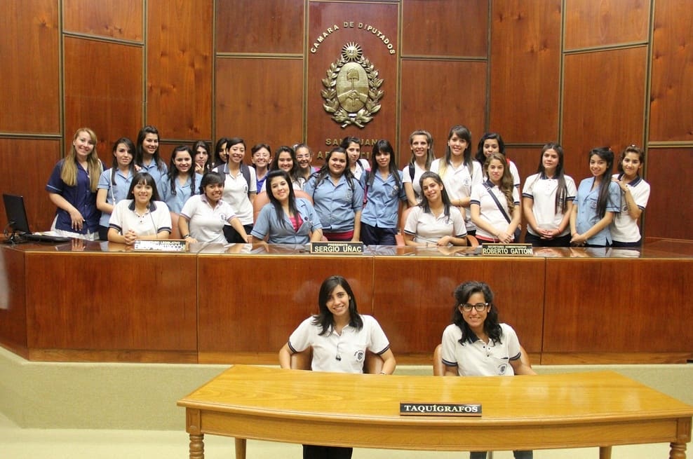 Estudiantes del colegio para adultos "María Auxiliadora" presentes en el recinto de sesiones de la Cámara de diputados de San Juan. 
