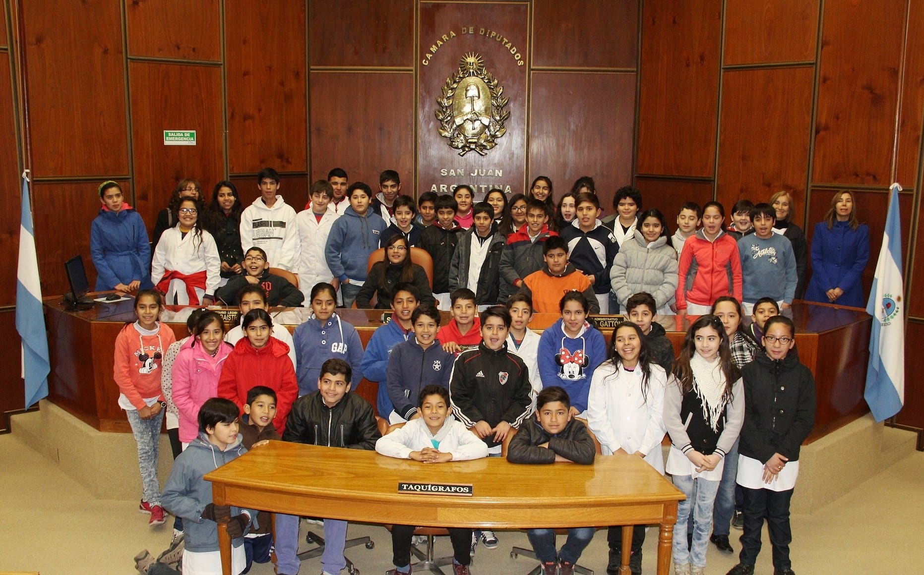 Alumnos y docentes de la escuela "Manuel Belgrano" en la Legislatura provincial. 