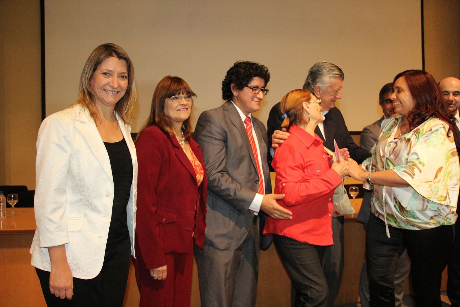 El vicegobernador Sergio Uñac junto al gobernador José Luis Gioja y demás autoridades, en la entrega de nuevos beneficios jubilatorios. 