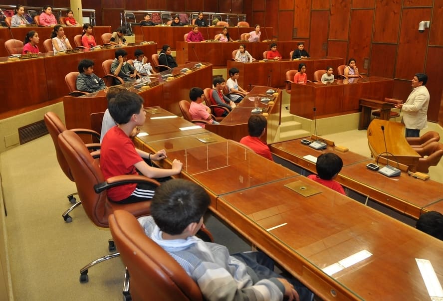 El diputado Emilio Fernández acompañó a los jóvenes en su visita al Recinto de Sesiones de la Legislatura Provincial. 
