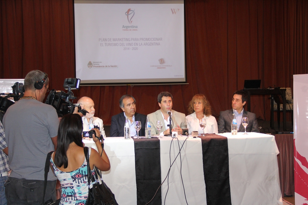 El Dr. Sergio Uñac encabezó la conferencia de prensa, acompañado de autoridades provinciales y nacionales.