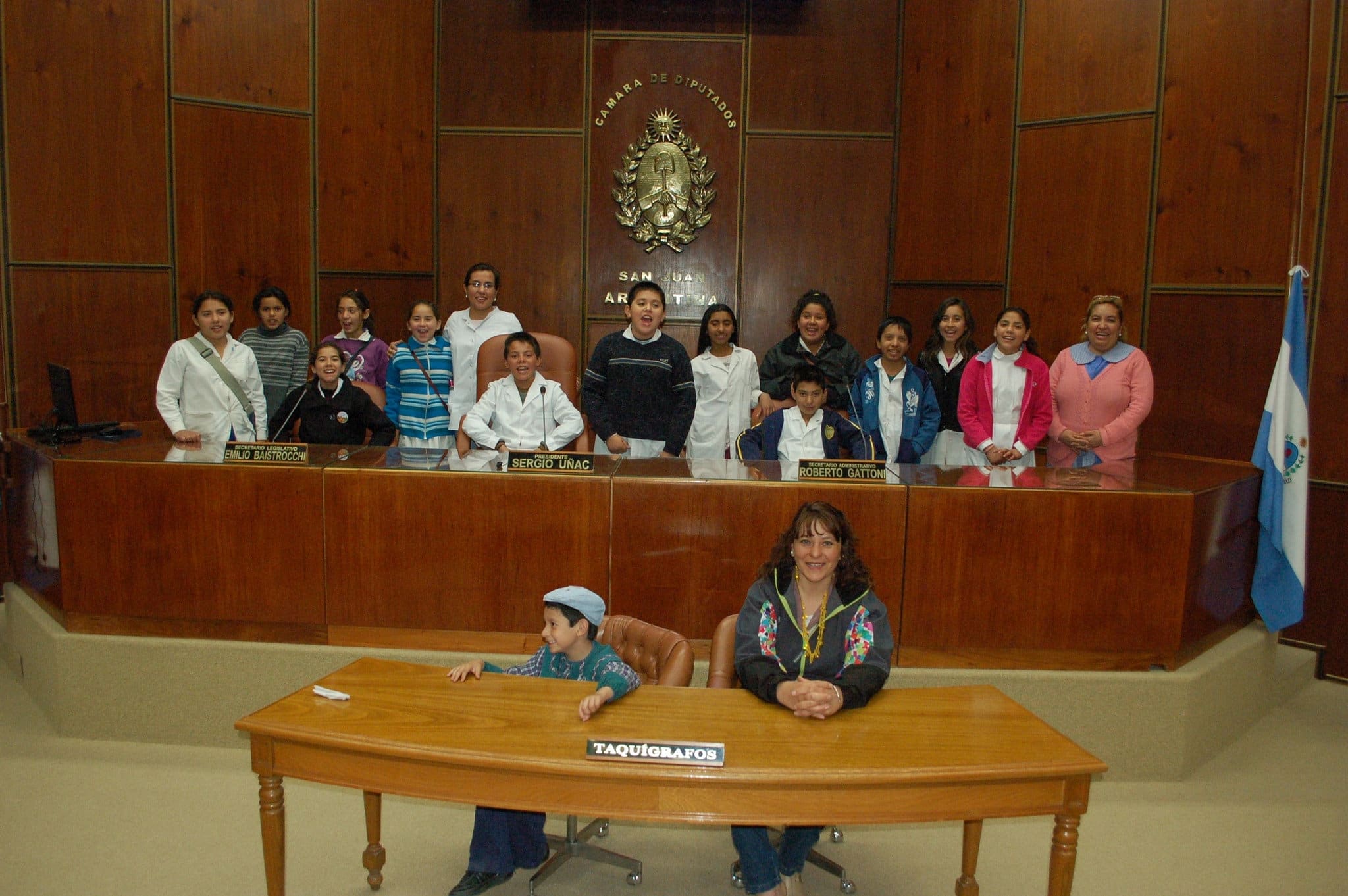 Alumnos y docentes de la escuela "Maestro José Berrutti" presente en la Legislatura. 
