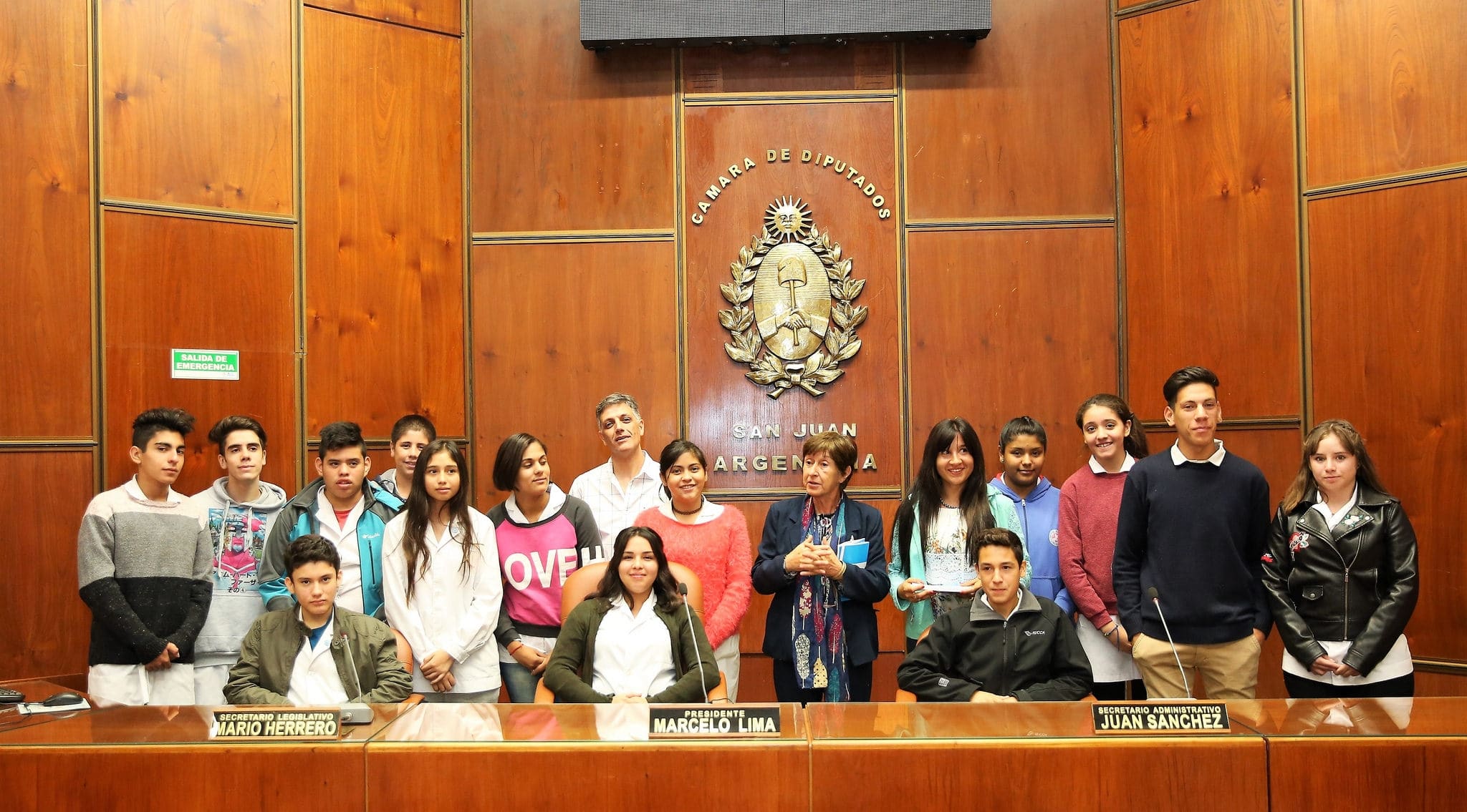 El diputado Leonardo Gioja junto a estudiantes y docentes de la escuela "Hipólito Yrigoyen" en la Cámara de Diputados. 