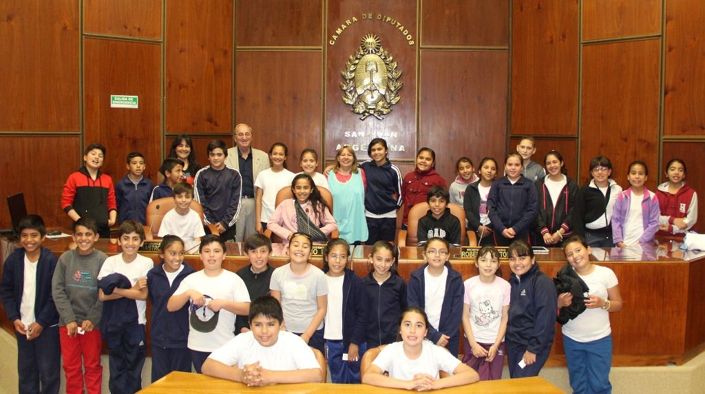 Alumnos y docentes de la escuela "Alejandro María de Aguado" en la Casa de las Leyes. 