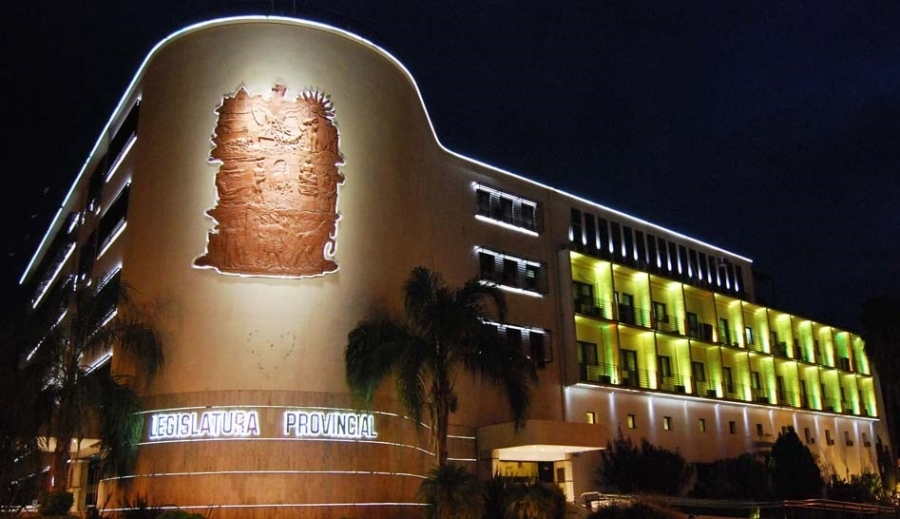 El edificio de la Cámara de Diputados iluminado en color dorado en adhesión al Día Internacional del Cáncer Infantil