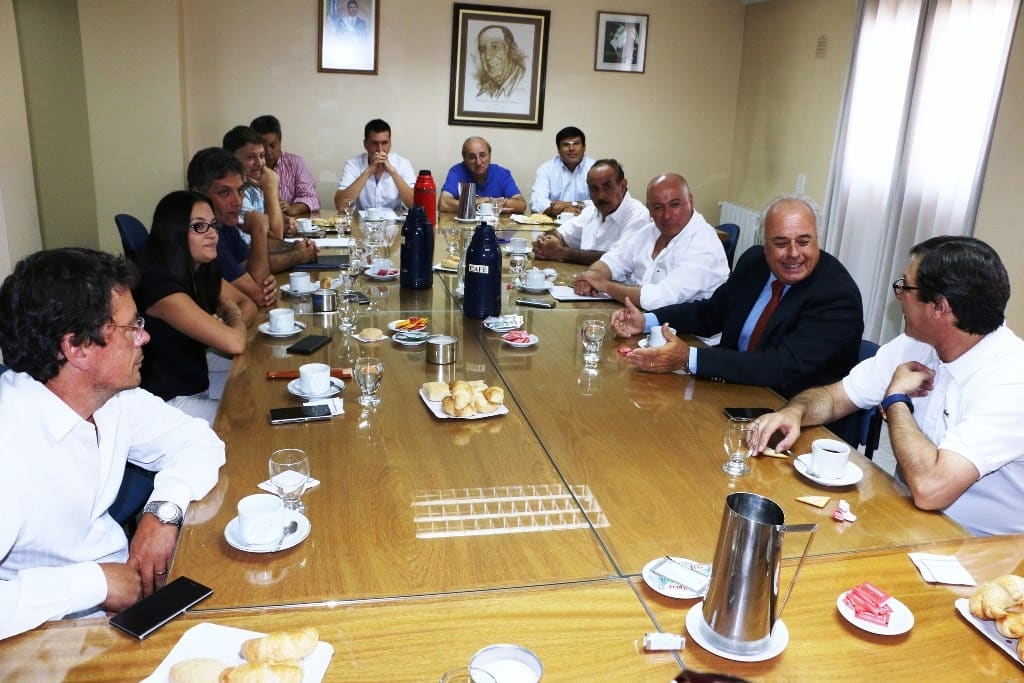 El vicegobernador y presidente nato de la Cámara de Diputados, Marcelo Lima junto a los legisladores en la reunión de comisión del bloque Justicialista.