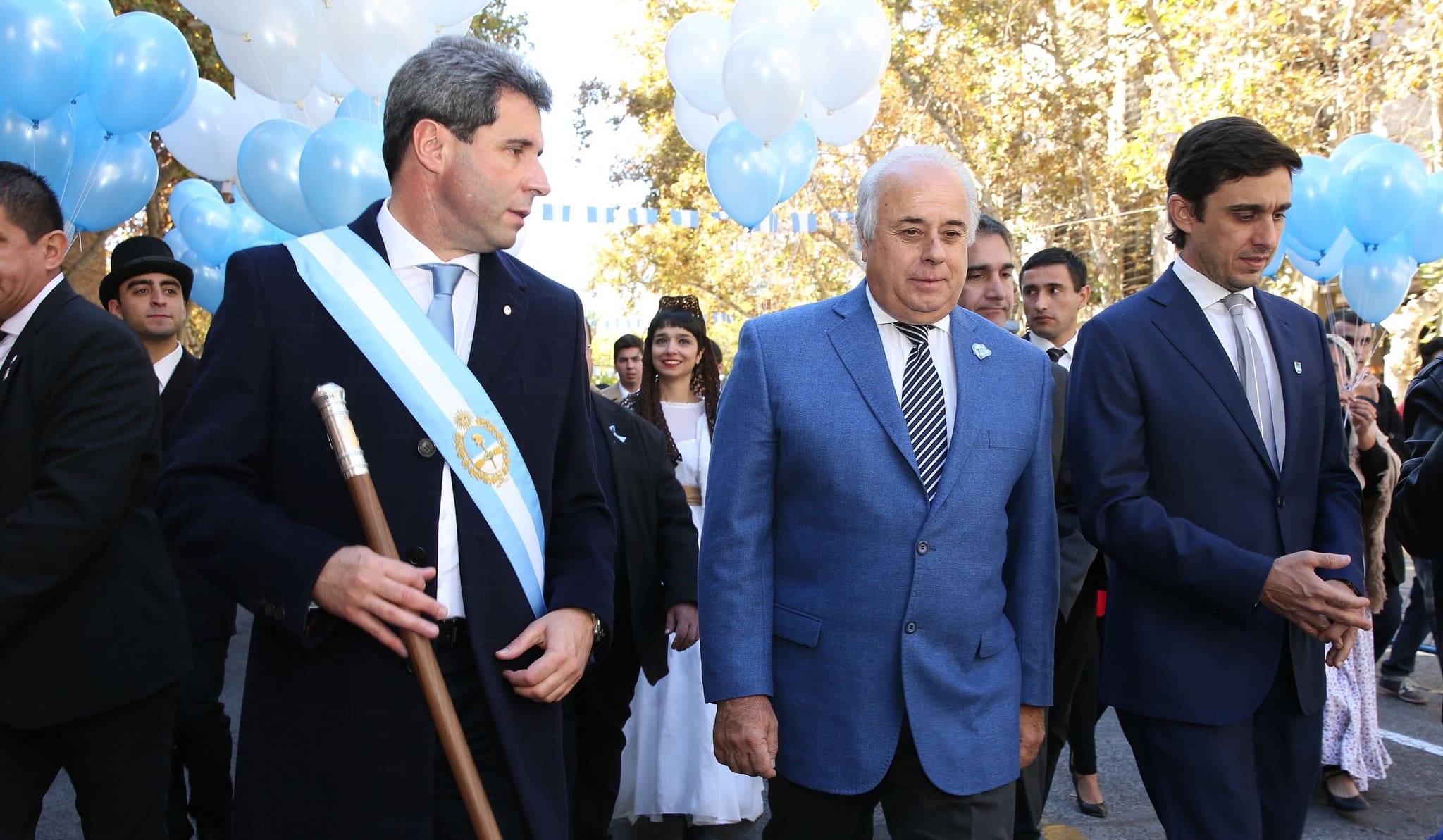 El vicegobernador Marcelo Lima junto al titular del Poder Ejecutivo, Sergio Uñac y el ministro de Gobierno, Emilio Baistrocchi, en el desfile por el Aniversario de la Revolución de Mayo. 