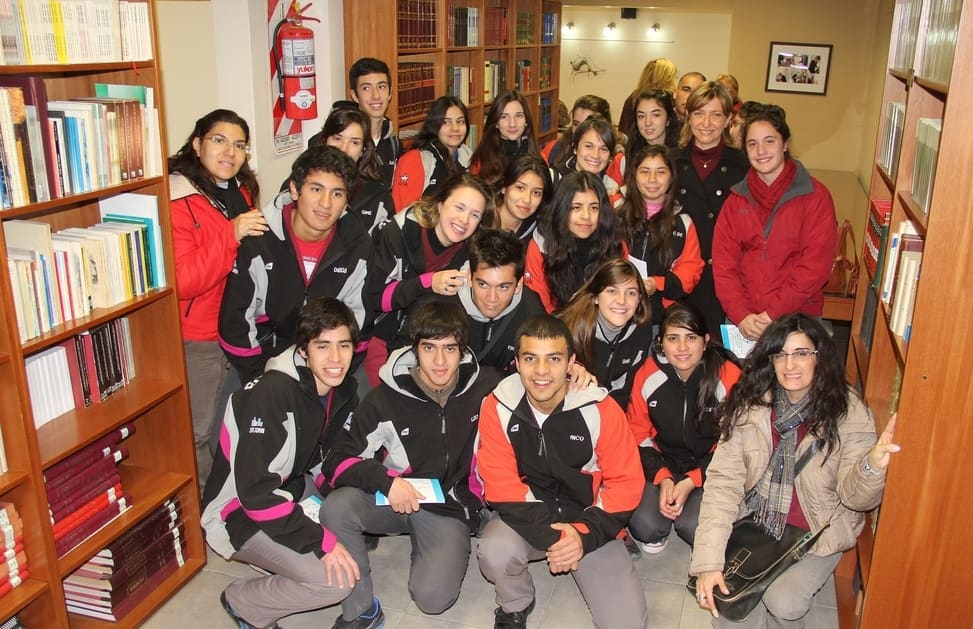 La diputada Mariela Ginestar recibió al grupo de jóvenes en la biblioteca "Sarmiento Legislador".