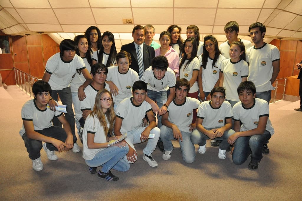 Alumnos acompañados por el diputado Muñoz Carpino
