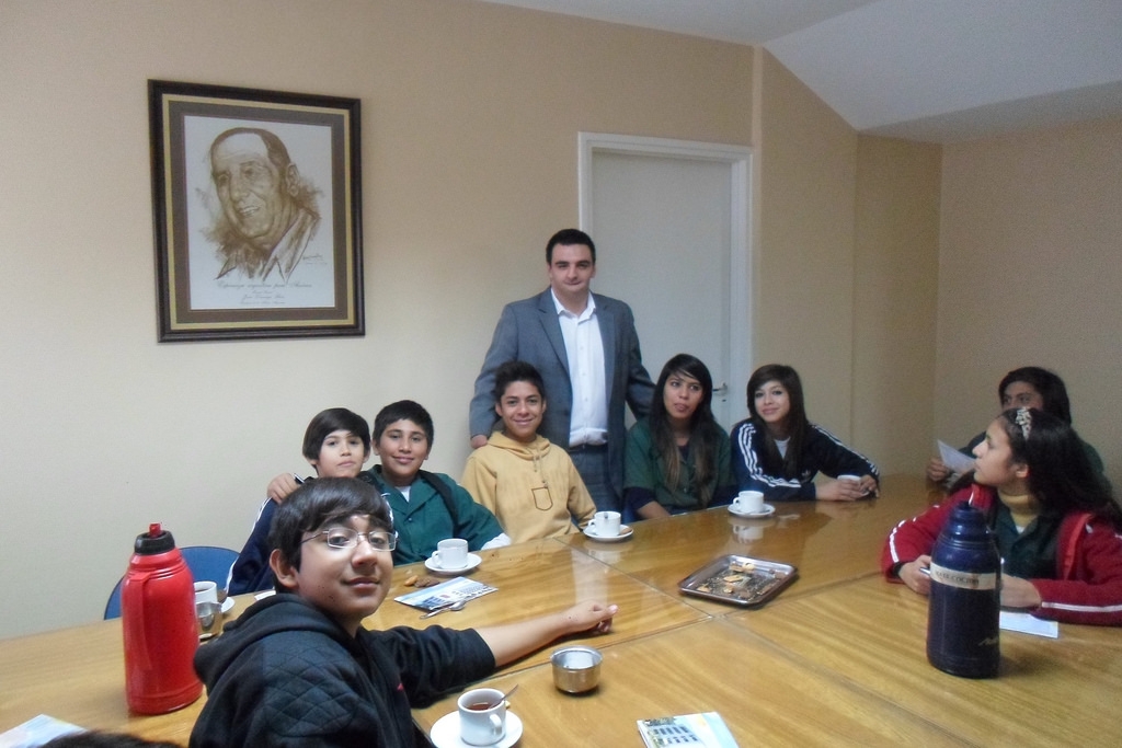 El diputado Gastón Díaz junto con los estudiantes de la escuela Arturo Illia. 