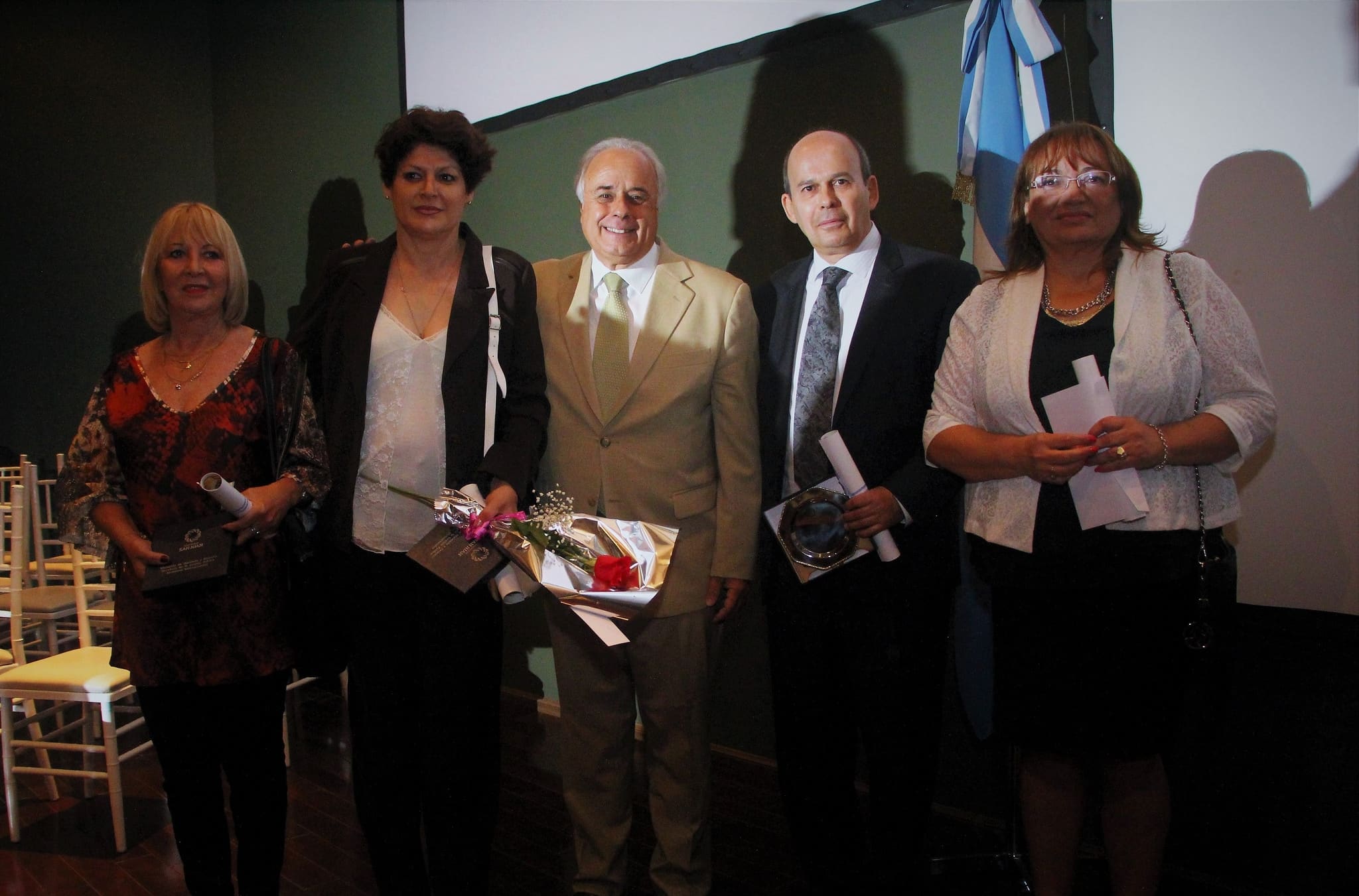 El vicegobernador Marcelo Lima junto a los cuatro empleados del Poder Legislativo que fueron distinguidos por su trayectoria laboral.  