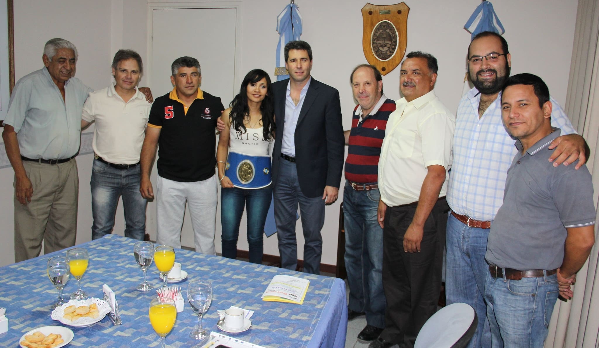 El vicegobernador Sergio Uñac reunido con la boxeadora Leonella Yúdica e integrantes del Club Julio Mocoroa, en la sala de Situación de la Cámara de Diputados de San Juan. 