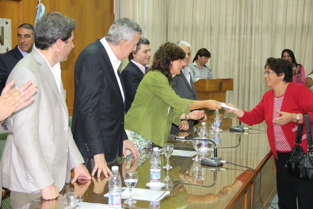 El Dr. Sergio Uñac acompañó al gobernador y a la secretaria nacional en la entrega de beneficios.