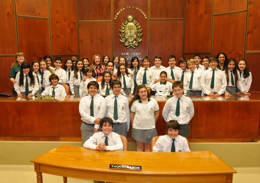 Los jóvenes del colegio Los Olivos conocieron el Recinto de Sesiones, acompañados por la diputada Irene Romera.