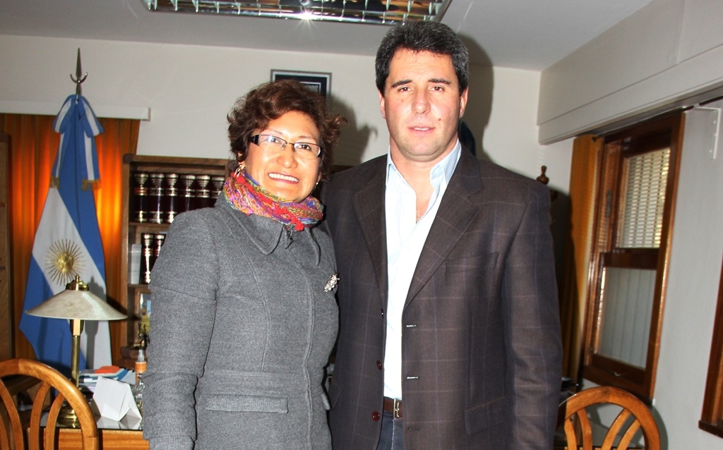 El vicegobernador Sergio Uñac junto a la docente Ana Cecilia Prado