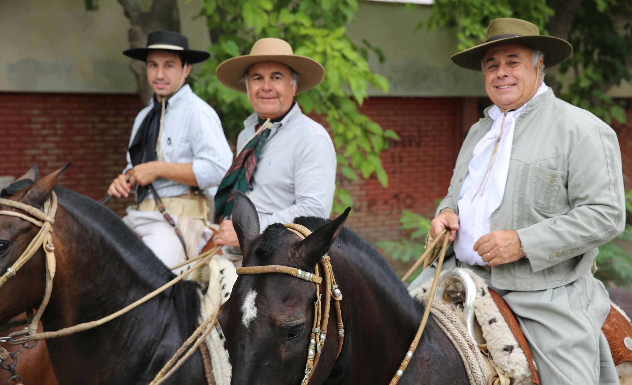 El vicegobernador Marcelo Lima, junto al coordinador de Presidencia del Poder Legislativo, Jorge Cerdera, en la Cabalgata en honor al Gaucho José Dolores.  