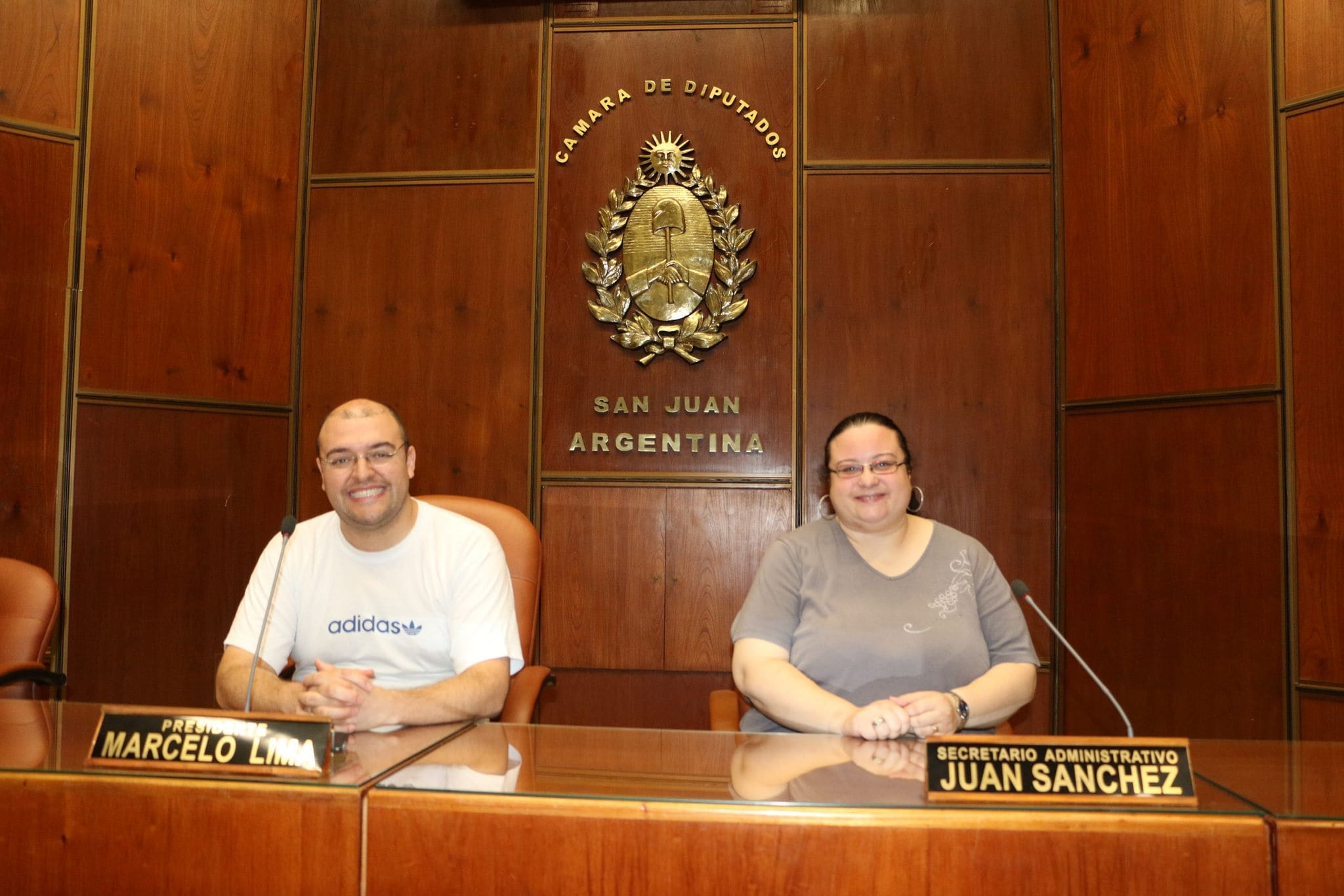 Mauricio Aguilera y Analía Moyano, matrimonio mendocino que realizó un recorrido por la Casa de las Leyes. 