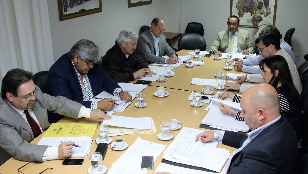 El secretario Legislativo, Mario Herrero junto a los diputados presidentes de los bloques legislativos