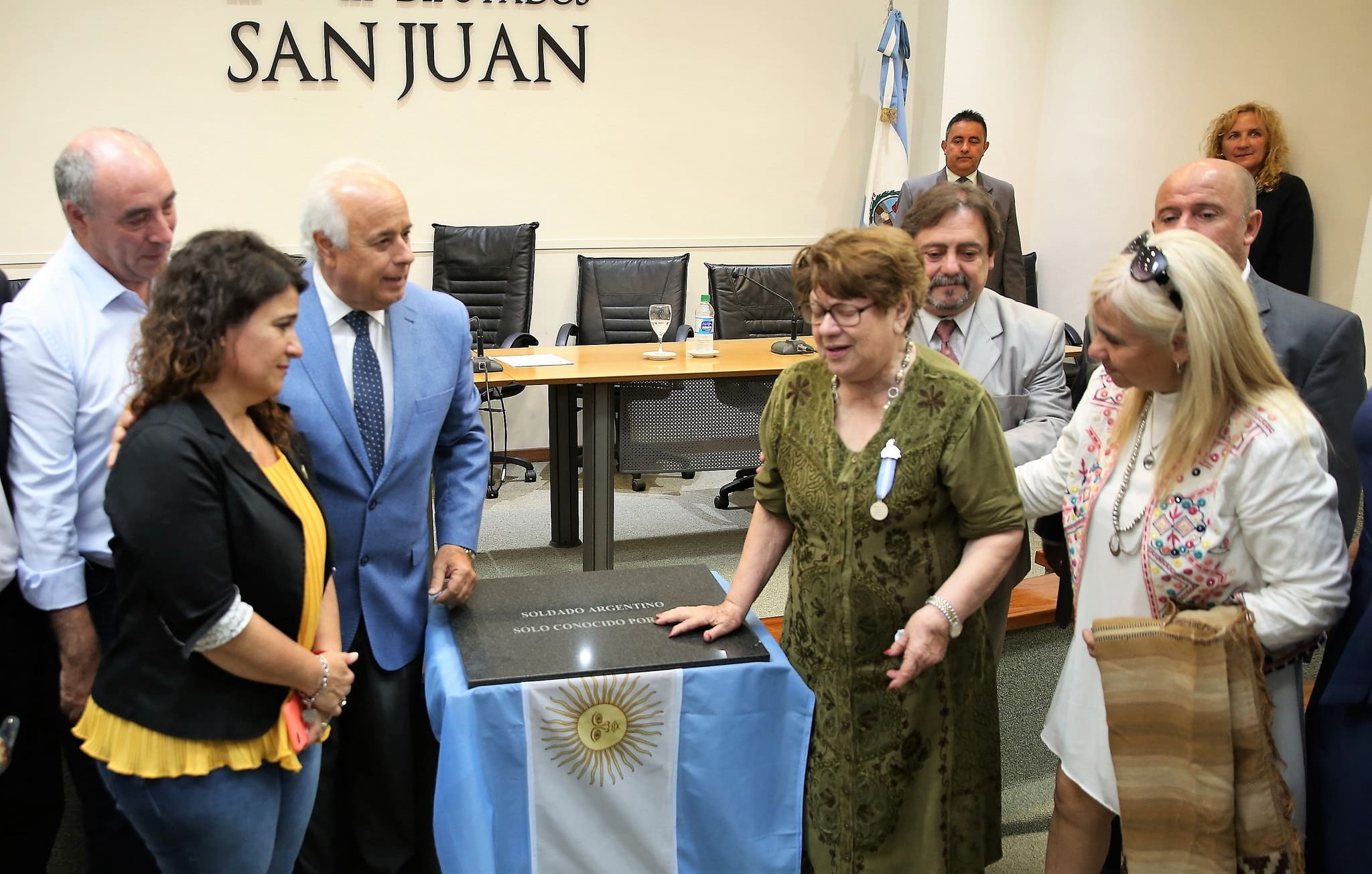 Recepción de la placa histórica “Soldado Argentino solo conocido por Dios”, que permaneció en el cementerio de Darwin Islas Malvinas. 