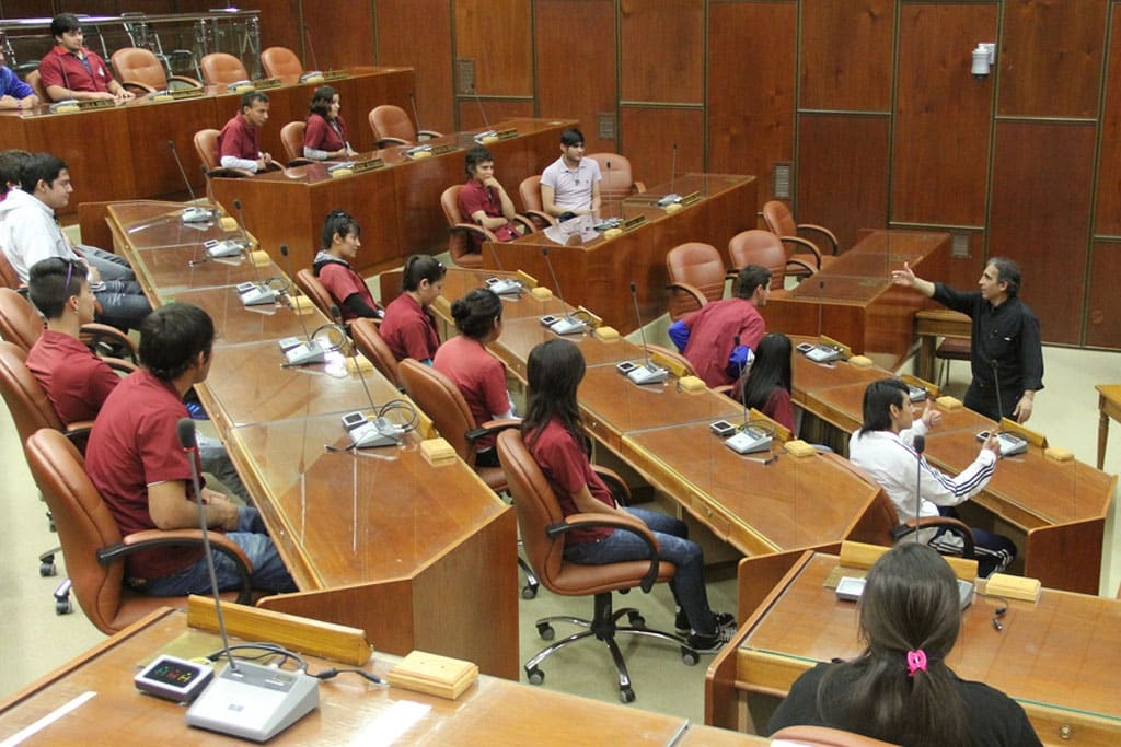 Los estudiantes, en dos grupos, recorrieron la Legislatura y conocieron el Recinto de Sesiones.