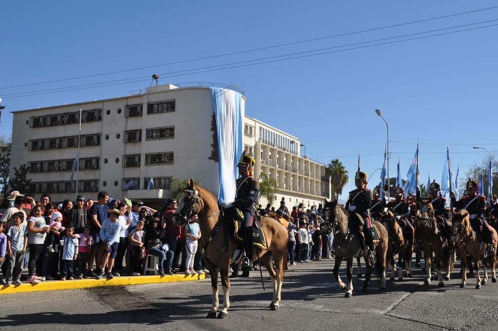 Desfile cívico-militar en honor al General José de San Martín