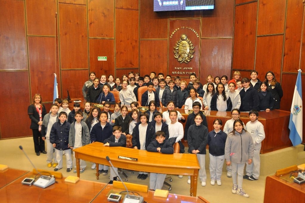 Alumnos del Colegio Santa Rosa, de Capital visitaron la Legislatura