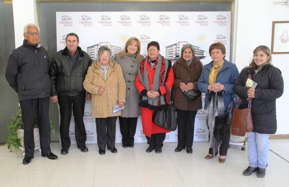 La diputada Cristina López junto a integrantes del Consejo del Adulto Mayor de Albardón 