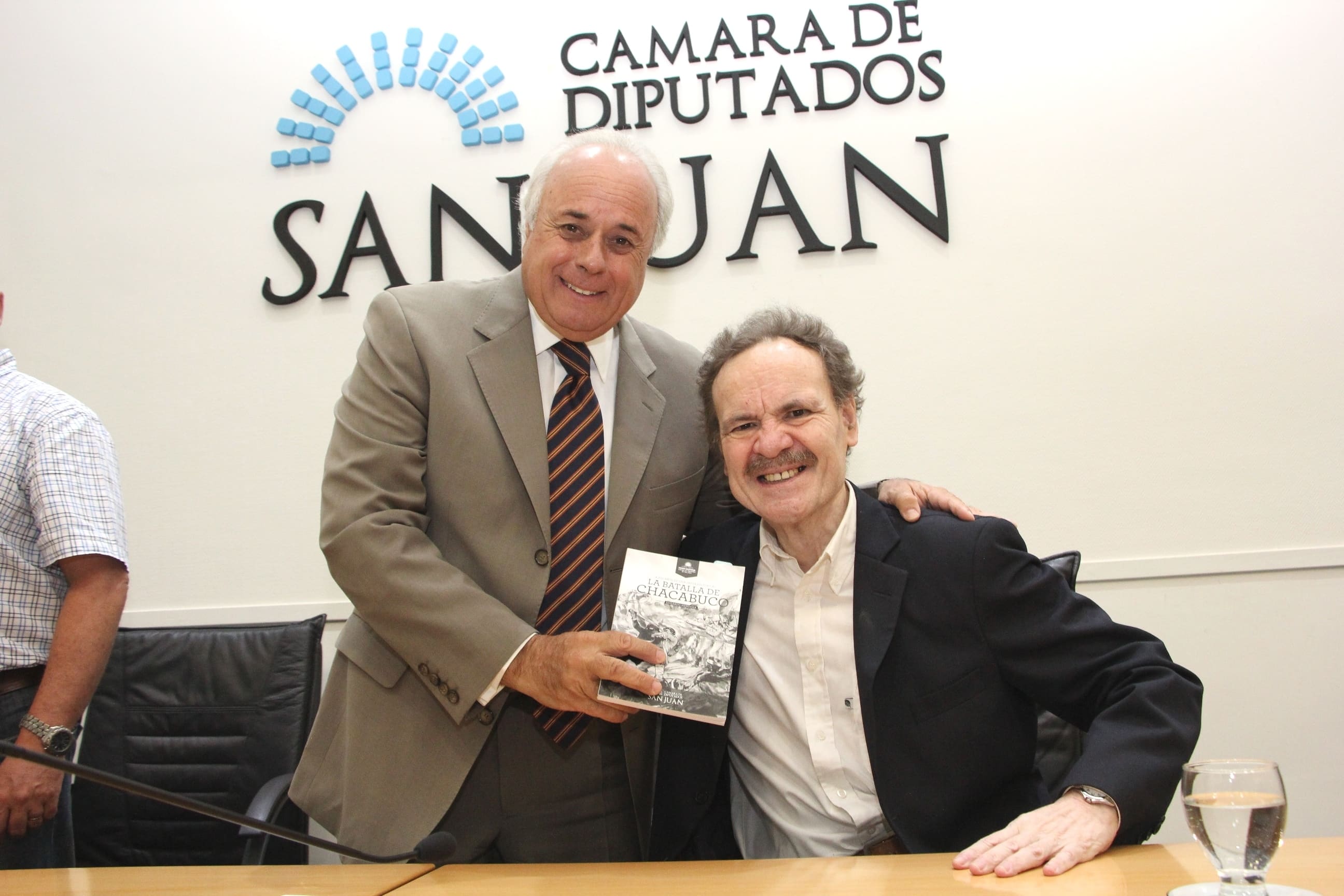 El vicegobernador Marcelo Lima junto al profesor Edgardo Mendoza en la presentación del libro "A 200 años de una gesta histórica. La Batalla de Chacabuco". 