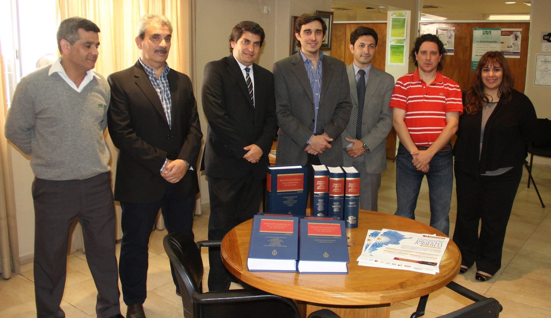 El Dr. Emilio Baistrocchi, junto al coordinador Gustavo Velert, entregaron ejemplares del Digesto Jurídico a autoridades del C.P.C.E.S.J.