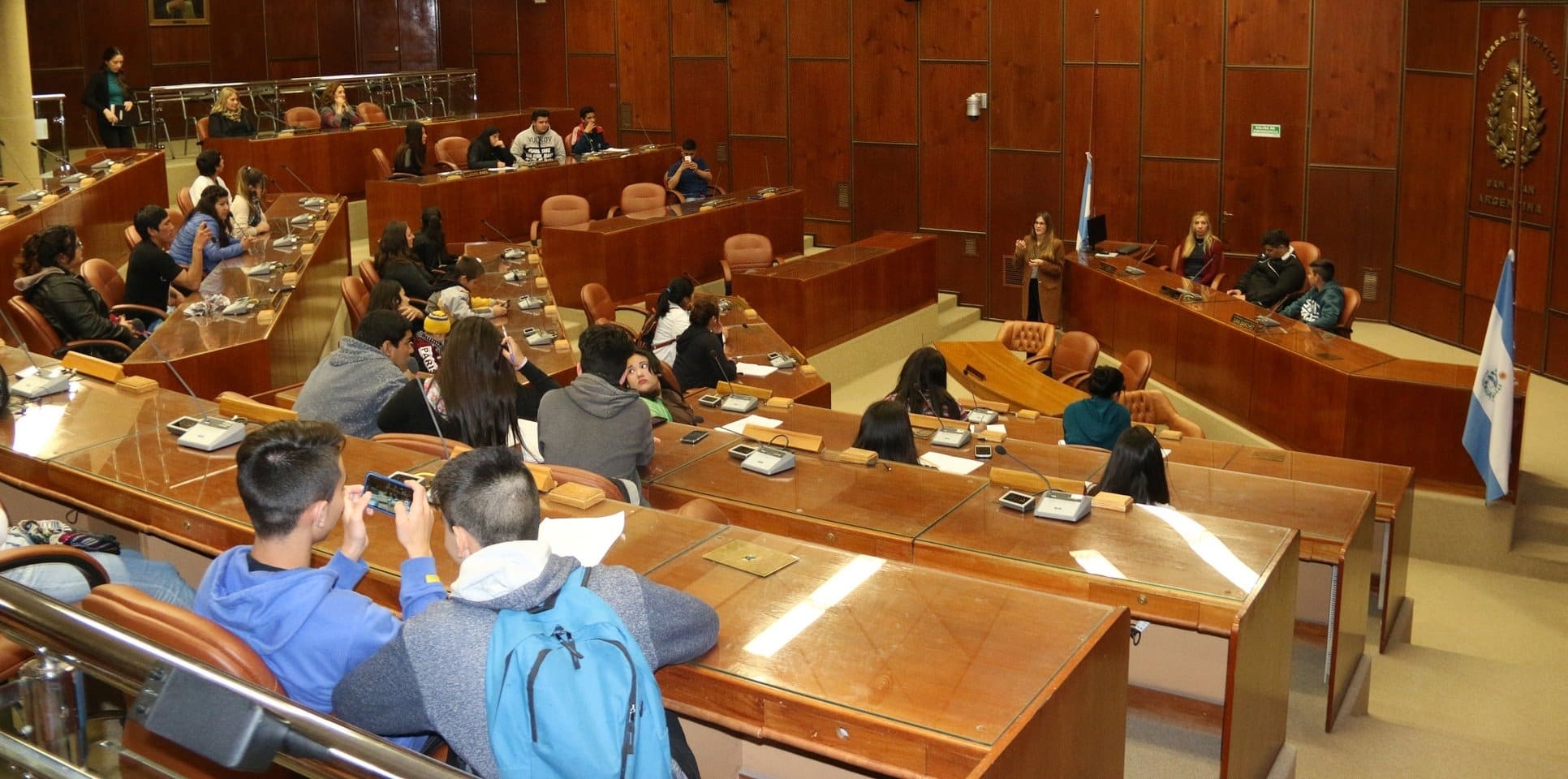 Alumnos y docentes de las institución educativa EPET Nº 2 y escuela de Capacitación Laboral "Ejército Argentino" presentes en la Cámara de Diputados. 