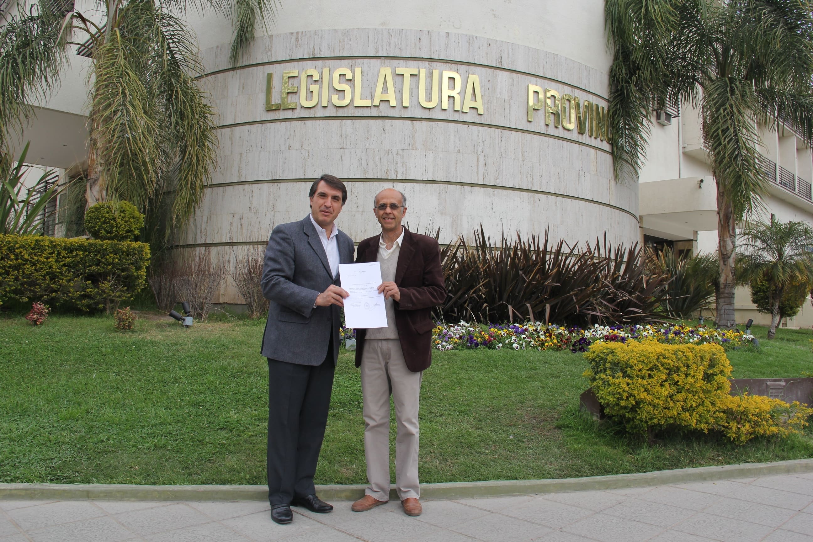 El diputado Javier Ruiz Álvarez junto al director del Museo Parque Colección Suero presentes en la Legislatura Provincial. 